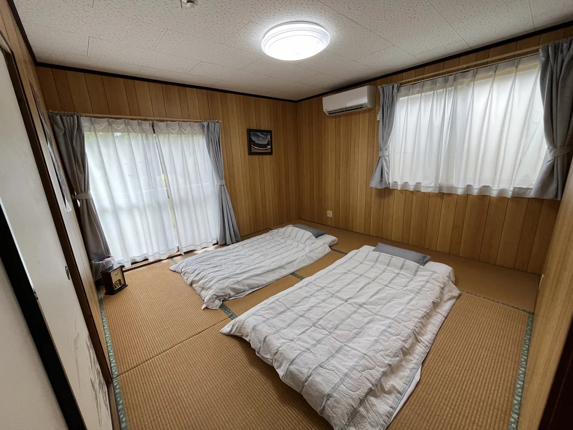 民宿あまんの和室。畳の部屋に布団が2組