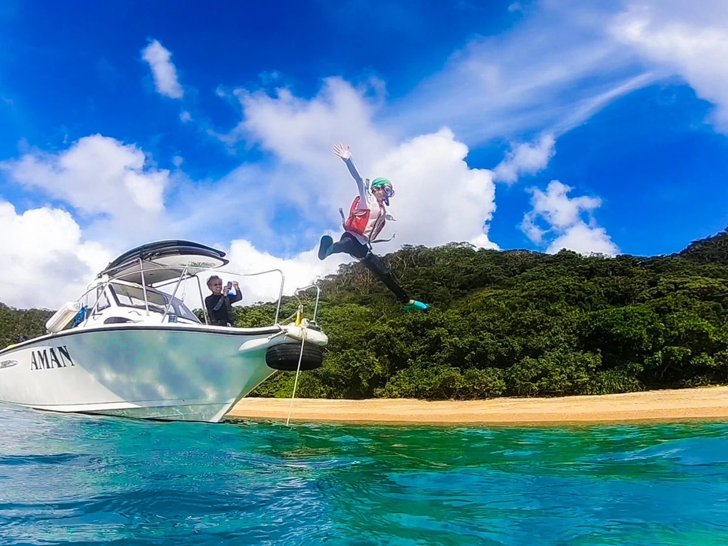 奄美大島でお客様に合わせたマリンアクティビティコースを案内するヤマハタマリンサービスあまんのスタッフ